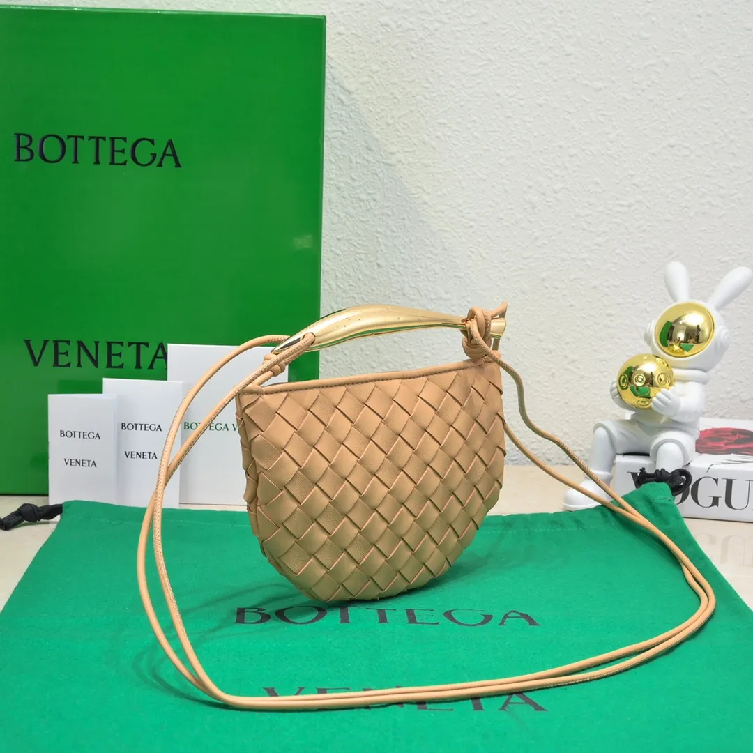 Batch of 1360 BV Mini Sardine is coming‼ ️Super high-end, stainless steel hardware + 24k real gold plating process, fish scales (concave and convex positions) are the finishing touch, the sardine bag that can be carried cross-body is completely beautiful to the heart. The metal element handle and weaving are perfectly combined to completely integrate the artistic sense and elegance and fashion. It is really like a work of art🏺The large size is elegant, the small size is exquisite and cute, a must-have item for fashionistas, and the details are perfectly reproduced. Style number: 6680# Size 20*12*2.5